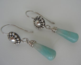 Silver and green aventurine Bali earrings. Vintage Bali earrings. Vintage silver and aventurine dangle earrings. Vintage silver earrings