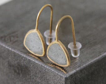 Gold dangle Earrings, Minimalist earrings, Geometric earrings, triangular Earrings, classic earrings, concrete jewellery, Drop earrings