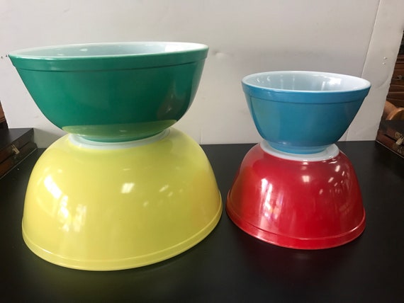 Pyrex mixing bowls primary colors set if 4