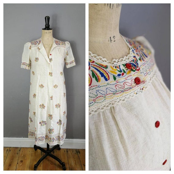 White cotton boho dress / hippie summer cotton dress / Mexican style vintage dress / 70s summer dress / lace with red buttons / bohemian