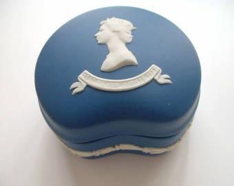 Wedgwood QE2 Silver jubilee lidded pot