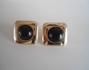 Vintage earrings, classic style.