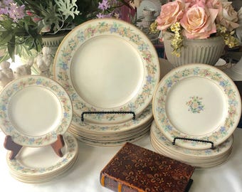 Nikko Christmas Dinnerware Set Service for 4 includes 12 Nikko Christmas Dinnerware Set Service for 4 includes 12