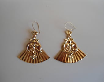 Vintage earrings, classic style.