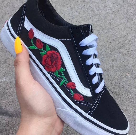 vans nere con rose rosse