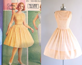 Vintage 1950s Dress / 50s Sun Dress / Pretty Parfait Dress w/ Pintucked Detailing M