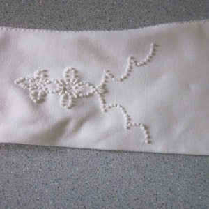 1950s White Cotton Gloves with Candlewick Embroidery, Size 6 - 6-1/2