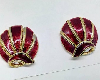 19x13mm 1980s red enamel clip on earrings, vintage shell earrings, statement earrings, red shell earrings, 1980s earrings, red clip on earri