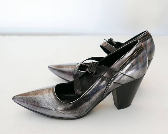 Scarpe n 38 % tacco 10 cm in vernice e catene pari al nuovo Scarpe n 38 % tacco 10 cm in vernice e catene pari al nuovo