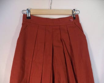 High waist accordion pleated skorts// New tags 90s minimalist Saks Fifth Ave dress shorts// Vintage Fenn Wright & Manson// XS 0 2 USA 24W
