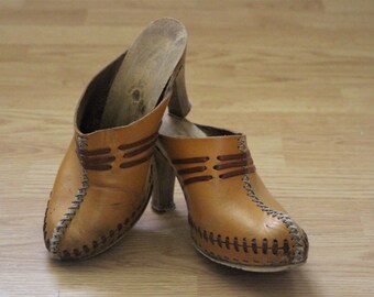 1970s Wood Clogs / Vintage 70s Italian Tan and Brown Leather Clogs Mules Heels with Wood Soles / Boho Hippie Bohemian Shoes / Size 6