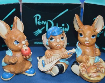Three boxed Pen Delfin Stonecraft Rabbits in good vintage condition. One with original leaflet of authenticity. Pendelfin