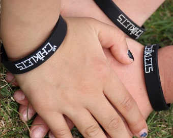Bracelet de silicone Les Chiklets enfant noir et adulte rouge