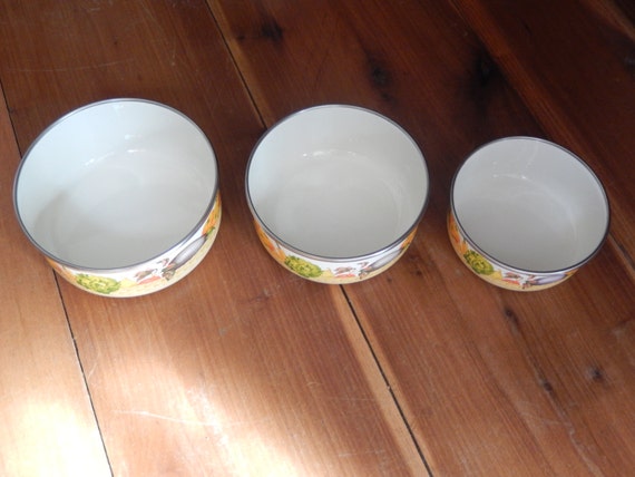 Vintage Enamel Metal Mixing Bowls Set of 3 Kobe Round White Vintage Enamel Metal Mixing Bowls Set of 3 Kobe Round White