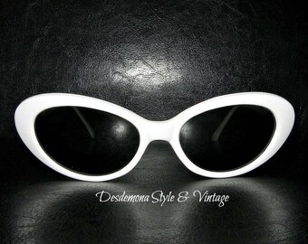 Vintage unworn 1990s retro repro 1950's white Cat Eye Sunglasses Kurt Cobain Rockabilly Kitsch cats eye 80s pin up burlesque grunge