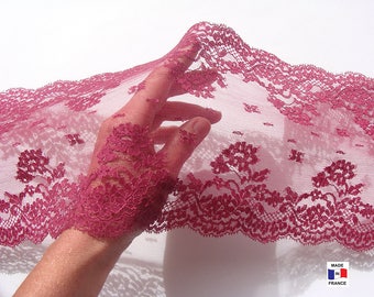 Superbe dentelle de Calais rose foncé - largeur 16,5 cm - vendue au mètre