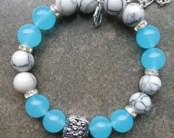 Cold bracelet with gemstones
