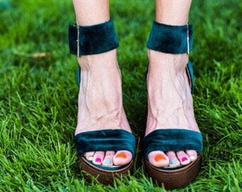 Velvet sandals with buckle and genuine leather. Emerald Plush sandals. Green sandals. Barchent sandals.High heel sandals