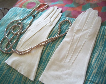 Vintage 1940's Cream White Kid Leather Gloves. Length 10" Never Worn. Size 7 Small.