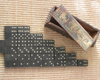 PORTOFREI Antik Domino Spiel Set komplett mit Holzdose handgearbeitet Dominos Dose mit Zwerge Dekor