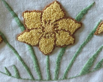 Vintage 1940s Daffodil Runner Stump Work Embroidery Table Doily Crochet Edging