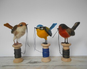 Needle felted bird - realistic bird - handmade gift - gift for a bird lover - home decoration - song bird - nature decor - spring decoration