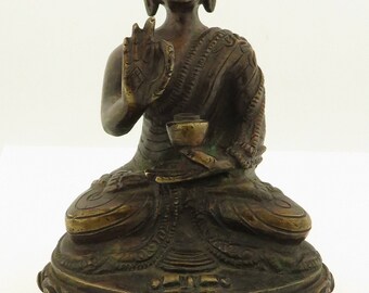 Vintage Beautifully Detailed Naturally Patina Bronze Thai Buddha.