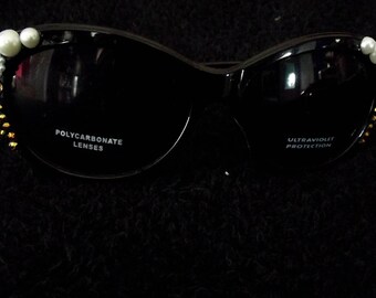 Black sunglasses with white pearls