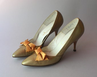 1960s Shoes / Vintage 60s Metallic Gold Bow Heels / 60s Leather Pointed Toe Stilettos 8 narrow