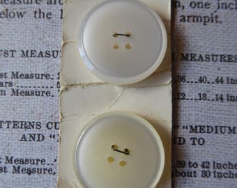 Vintage card of two large four hole buttons, Casa de Leon brand