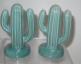A Pair Cactus Salt n Pepper Shaker ~ Item 425