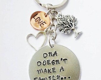 DNA macht nicht eine Familie Liebe macht Schlüsselanhänger Gestempelt personalisierte Schlüsselanhänger Muttertag Geschenkidee