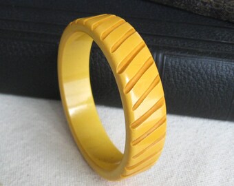 Bakelite Bangle / 1940s Jewelry / Carved Bakelite Bracelet
