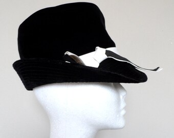 Vintage 1960's Black Velvet Hat / FASHION GUILD / Soft Plush & Versatile / Can Be Worn With Brim Up Or Down / Excellent Vintage Condition