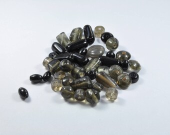 LT42 - Lot of about 50 g of black glass beads
