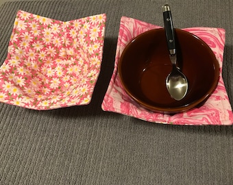 Reversable bowl pot holders in pink