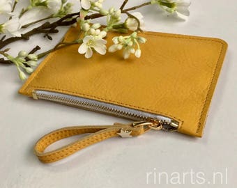 Leather purse / coin wallet ZIPP in yellow full grain leather. Yellow leather purse. Gift for women