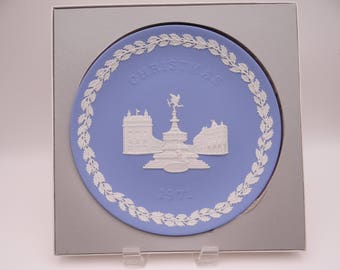 1971 Wedgwood Jasperware Blue and White Christmas Plate "Buckingham Palace" in Original Box