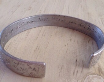 Le module Inscription estampillé, coordonnées, monogramme, Allergies, estampillé à l’intérieur de manchette sur mesure, ne pas acheter seul, ajoutez-la à commande manchette en aluminium