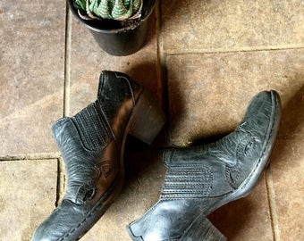 Size 6// Western style black leather chelsea boots//cowboy ankle boots