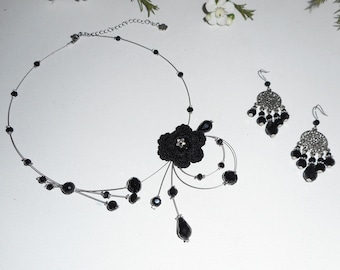 Air necklace with black crystal on wire beads