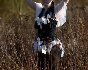 Corsage with shoulder cape flap sleeves for steampunk adventures