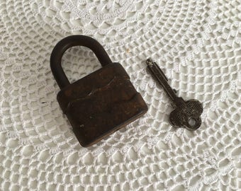 Antique padlock - Old padlock - Vintage Padlock - Old padlock with key - Beautiful working padlock - Vintage padlock with key - Rustic lock