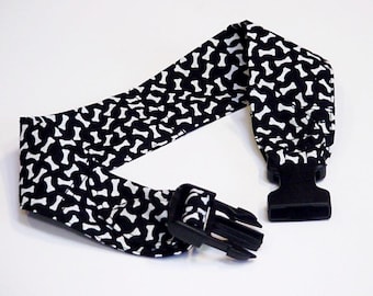 Dog Cooling Bandana, Fabric Band Polymer Neck Cooler Collar, Buckle Adjustable Sz Medium 14-18 inch, Black White Dog Bones Cool Tie iycbrand