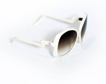1970s Vintage Glamourous White Sunglasses