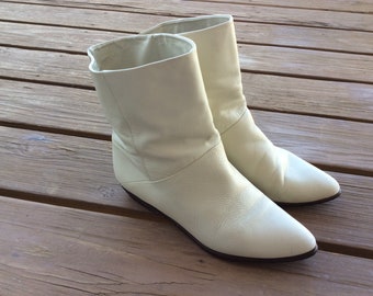 Vintage flat pixie boots retro size 9.5 funky flat heel 80s 90s leather off white