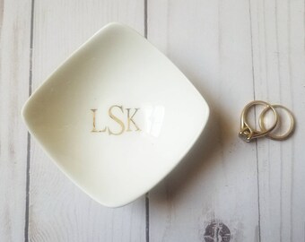Monogram Ring Dish, Personalized Ring Dish, Customized Trinket Tray, Name Ring Dish, Engagement Ring Holder, Wedding Gifts, Bridesmaid Gifts