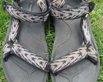 Awesome Teva Sandals 90s Vintage Tevas Arrow Grey Black Print Strap Strap Sandals size 9-9.5 Chaco Style Beach Sandals Size 9 1990's Grunge