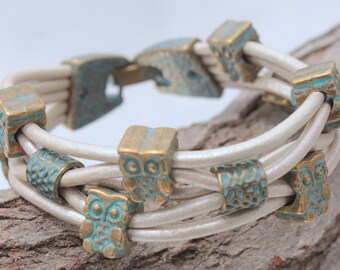 white Bracelet with bronce color, patina owls