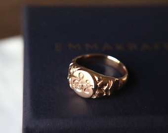 Vintage style Signet Ring in 8 Karat Gold